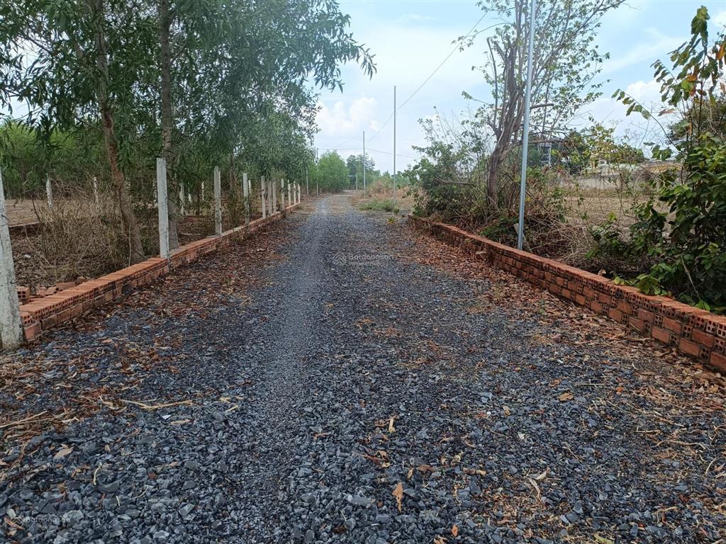 Đất cạnh 25c đi sân bay, cách quận 2 chỉ 9km. 1.814m2 (400m thổ) xây dựng tự do, shr, đối diện kcn