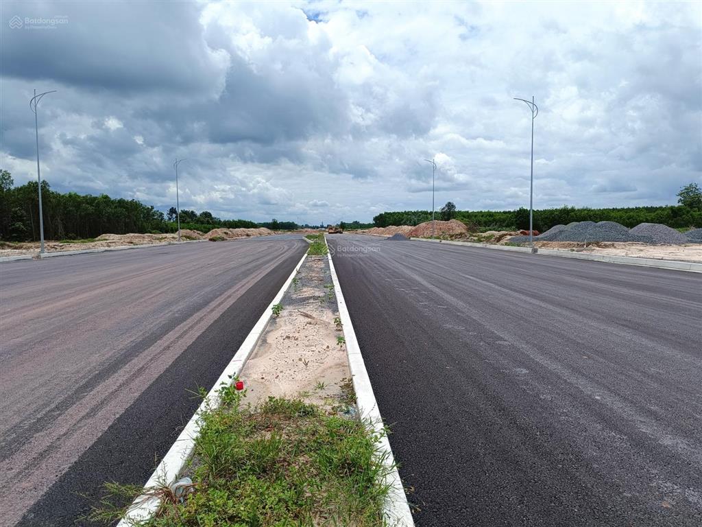 Đất cạnh 25c đi sân bay, cách quận 2 chỉ 9km. 1.814m2 (400m thổ) xây dựng tự do, shr, đối diện kcn