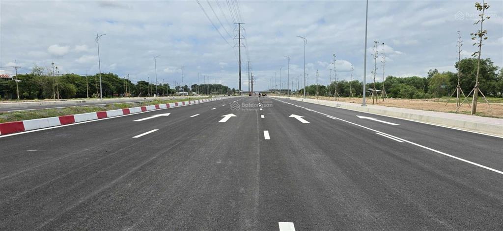 Mặt tiền 25c nối cổng chính sân bay long thành. 1349m2 (273m thổ), cho chuyển full thổ. giá 25tr/m2