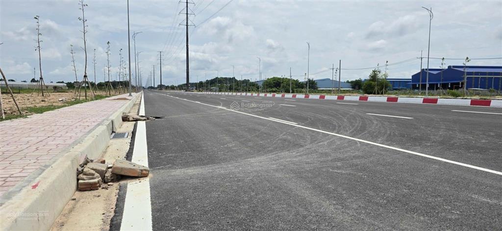 Mặt tiền 25c nối cổng chính sân bay long thành. 1349m2 (273m thổ), cho chuyển full thổ. giá 25tr/m2