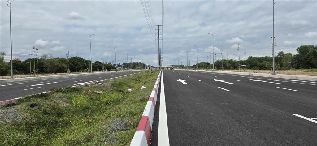 Mặt tiền 25c nối cổng chính sân bay long thành. 1349m2 (273m thổ), cho chuyển full thổ. giá 25tr/m2