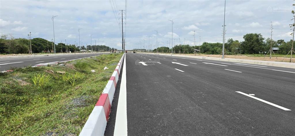 Mặt tiền 25c nối cổng chính sân bay long thành. 1349m2 (273m thổ), cho chuyển full thổ. giá 25tr/m2