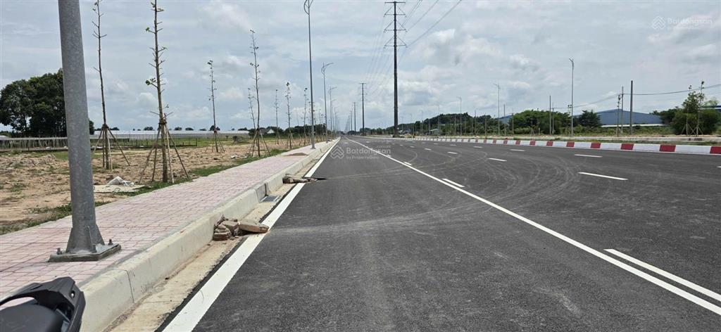 Mặt tiền 25c nối cổng chính sân bay long thành. 1349m2 (273m thổ), cho chuyển full thổ. giá 25tr/m2