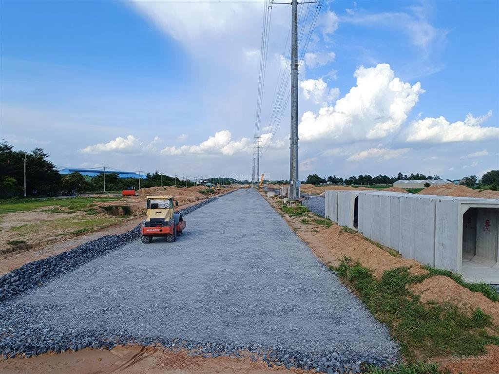 Đất cạnh 25c đi sân bay, cách q2 chỉ 9km. 1.814m2 (400m2 thổ) xây dựng tự do, shr, đối diện kcn