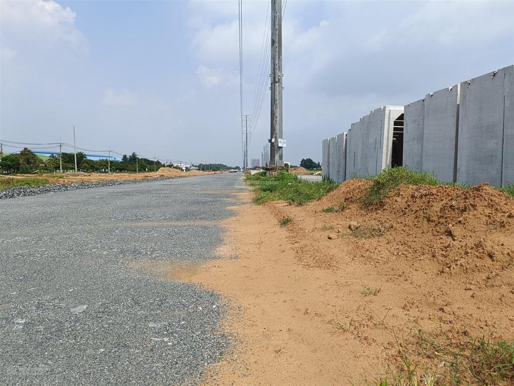 Đất cạnh 25c đi sân bay, cách q2 chỉ 9km. 1.814m2 (400m2 thổ) xây dựng tự do, shr, đối diện kcn