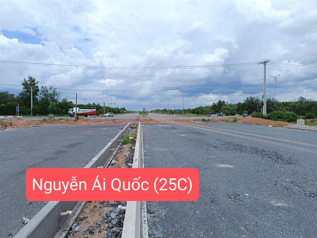 Đất cạnh 25c đi sân bay, cách q2 chỉ 9km. 1.814m2 (400m2 thổ) xây dựng tự do, shr, đối diện kcn