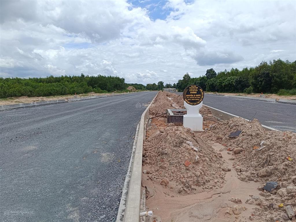 Đất cạnh 25c đi sân bay, cách q2 chỉ 9km. 1.814m2 (400m2 thổ) xây dựng tự do, shr, đối diện kcn