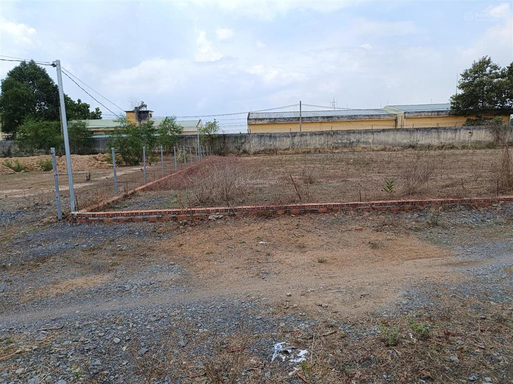 Đất cạnh 25c đi sân bay, cách q2 chỉ 9km. 1.814m2 (400m2 thổ) xây dựng tự do, shr, đối diện kcn