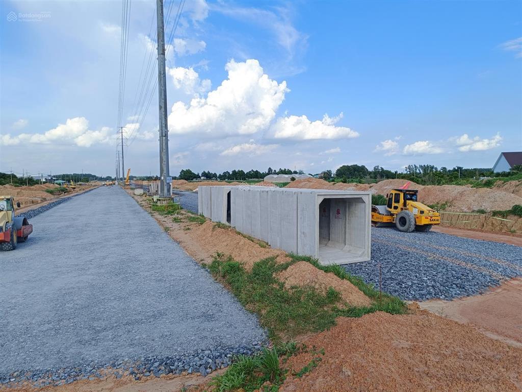 Đất cạnh 25c đi sân bay, cách q2 chỉ 9km. 1.814m2 (400m2 thổ) xây dựng tự do, shr, đối diện kcn