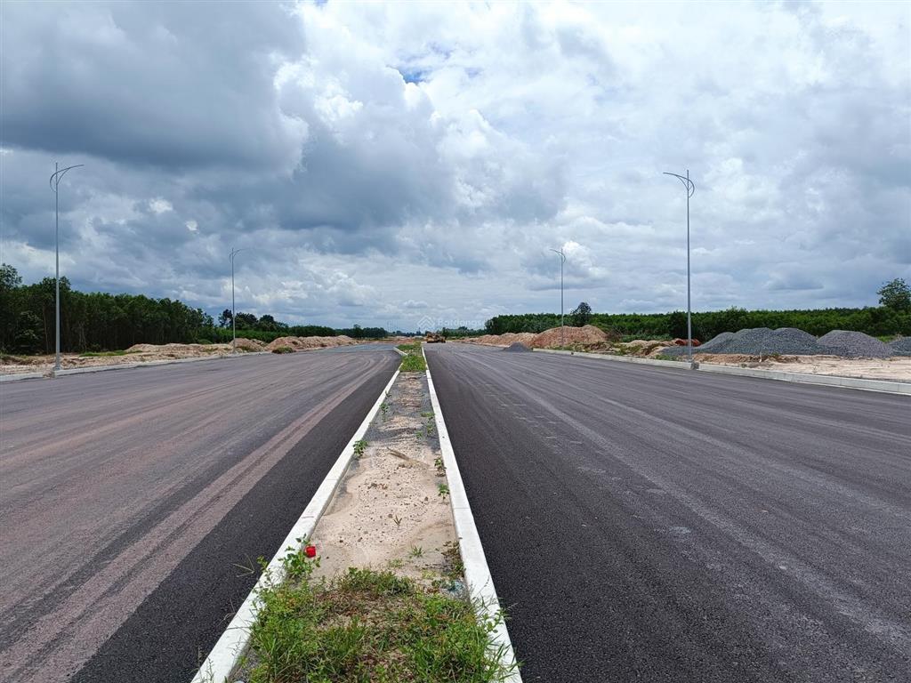 Đất cạnh 25c đi sân bay, cách q2 chỉ 9km. 1.814m2 (400m2 thổ) xây dựng tự do, shr, đối diện kcn