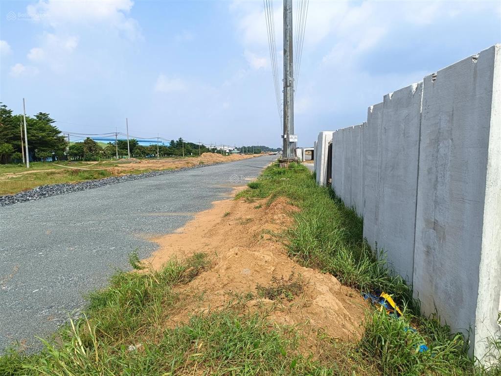 Đất cạnh 25c đi sân bay, cách q2 chỉ 9km. 1.814m2 (400m2 thổ) xây dựng tự do, shr, đối diện kcn