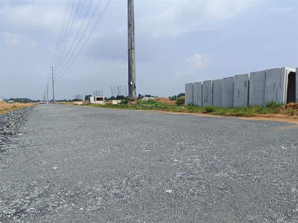 Đất cạnh 25c đi sân bay, cách q2 chỉ 9km. 1.814m2 (400m2 thổ) xây dựng tự do, shr, đối diện kcn