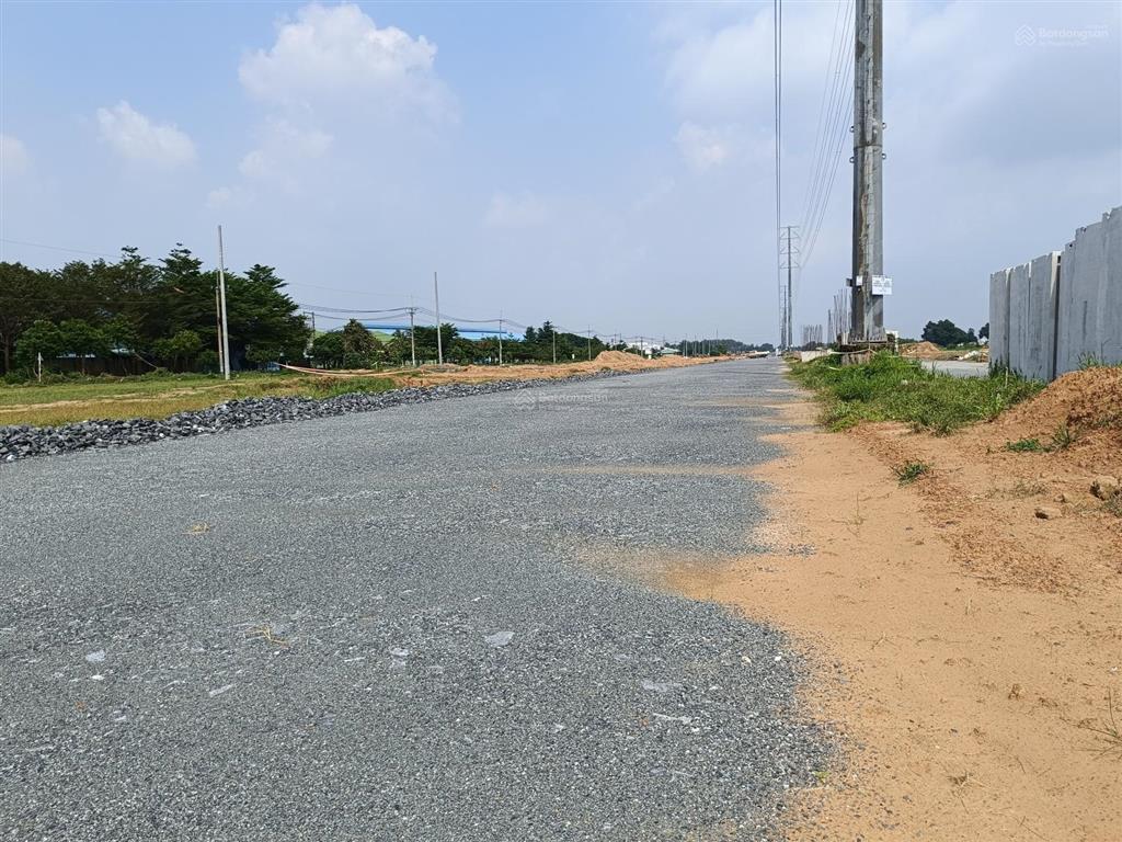 Đất cạnh 25c đi sân bay, cách q2 chỉ 9km. 1.814m2 (400m2 thổ) xây dựng tự do, shr, đối diện kcn