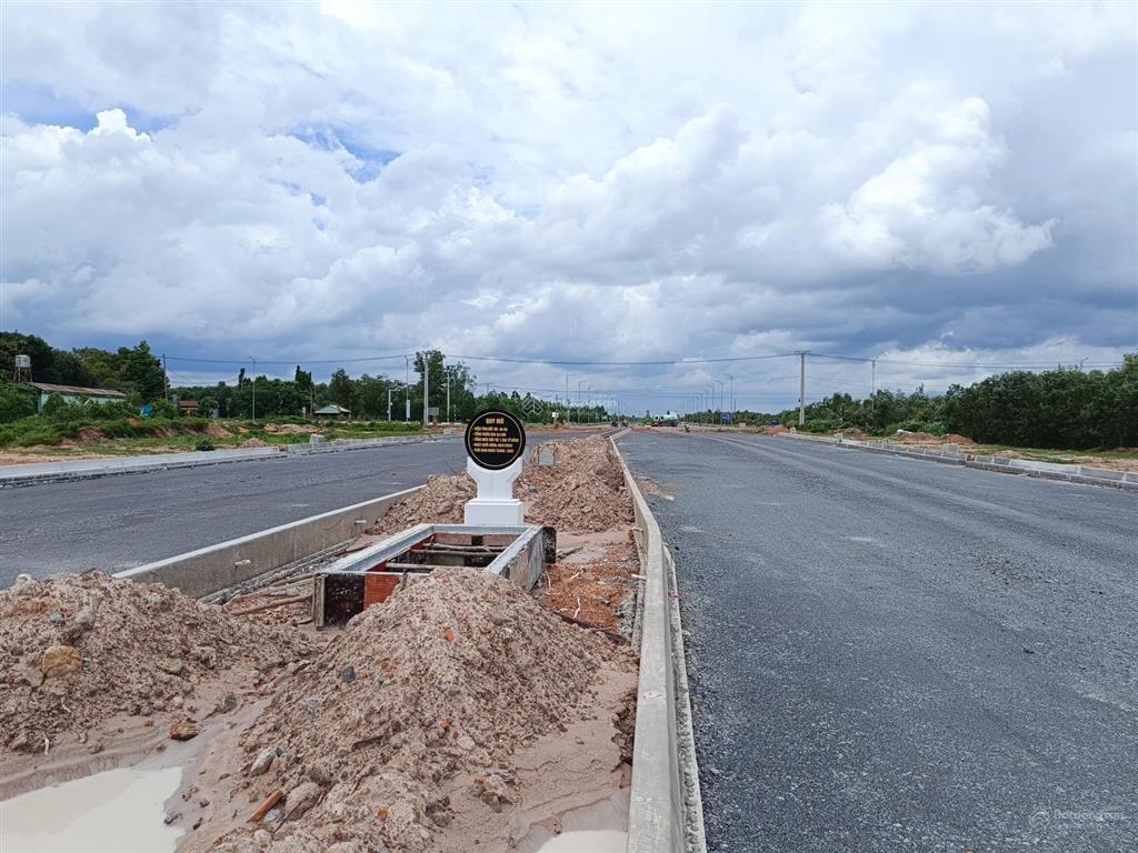 Đất cạnh 25c đi sân bay, cách q2 chỉ 9km. 1.814m2 (400m2 thổ) xây dựng tự do, shr, đối diện kcn