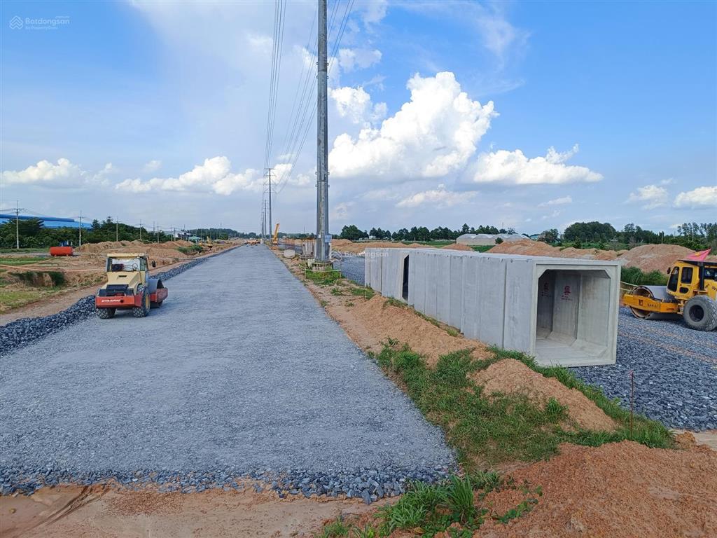 Đất cạnh 25c đi sân bay, cách q2 chỉ 9km. 1.814m2 (400m2 thổ) xây dựng tự do, shr, đối diện kcn