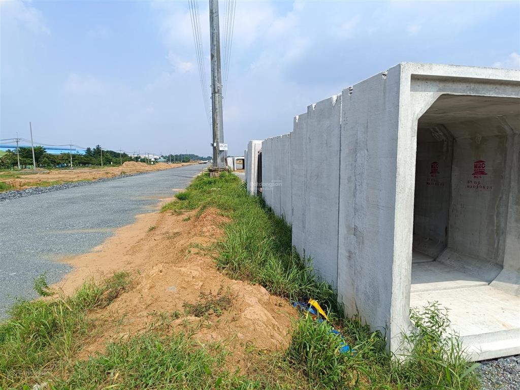 Đất cạnh 25c đi sân bay, cách q2 chỉ 9km. 1.814m2 (400m2 thổ) xây dựng tự do, shr, đối diện kcn