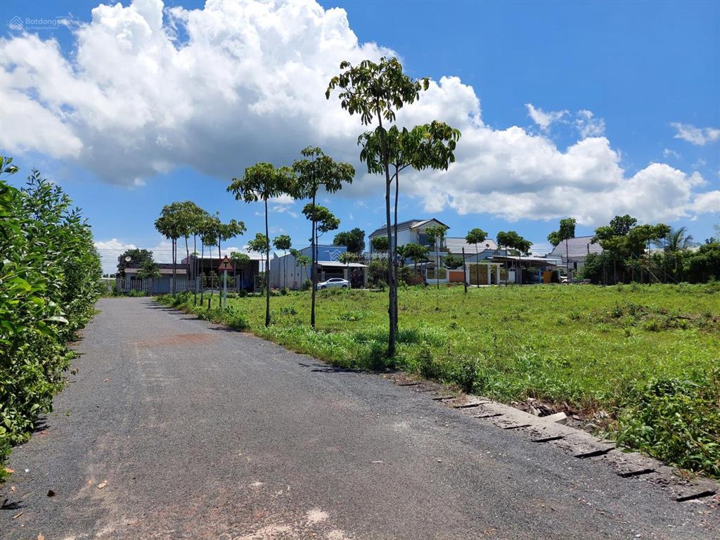 Cho thuê đất dài hạn, dt 647m2, trên đất có nhà nhỏ có thể cải tạo làm văn phòng, nhà, kho xưởng