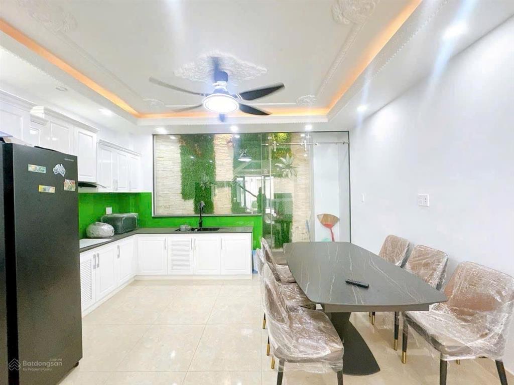 Bán gấp nhà đẹp 4 tầng, 4.5m x 12m, ô tô vào nhà, giá 7.9 tỷ, huỳnh tấn phát, quận 7