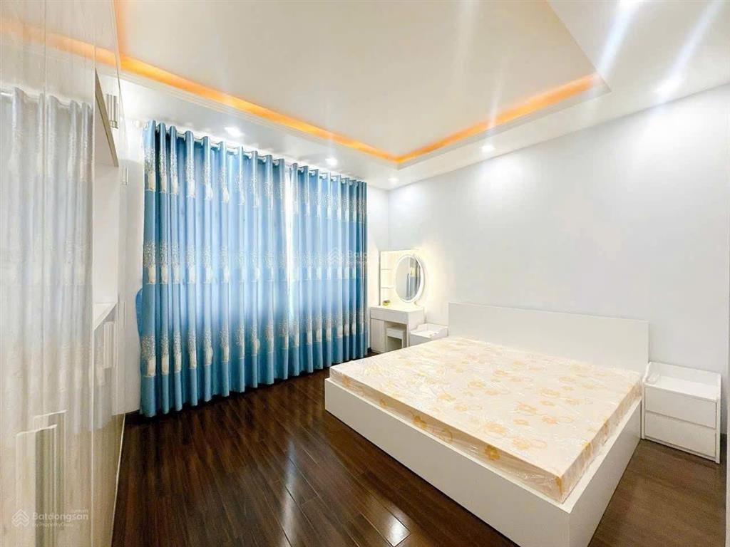 Bán gấp nhà đẹp 4 tầng, 4.5m x 12m, ô tô vào nhà, giá 7.9 tỷ, huỳnh tấn phát, quận 7