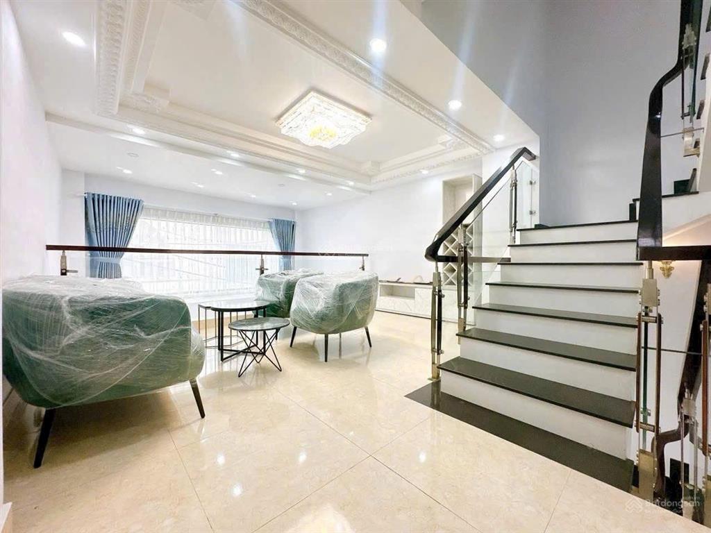 Bán gấp nhà đẹp 4 tầng, 4.5m x 12m, ô tô vào nhà, giá 7.9 tỷ, huỳnh tấn phát, quận 7