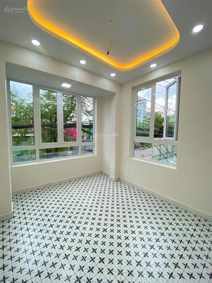 Bán gấp căn nhà 3 tầng 3,1x10,5m, giá 5,99 tỷ mặt tiền huỳnh tấn phát, tt nhà bè
