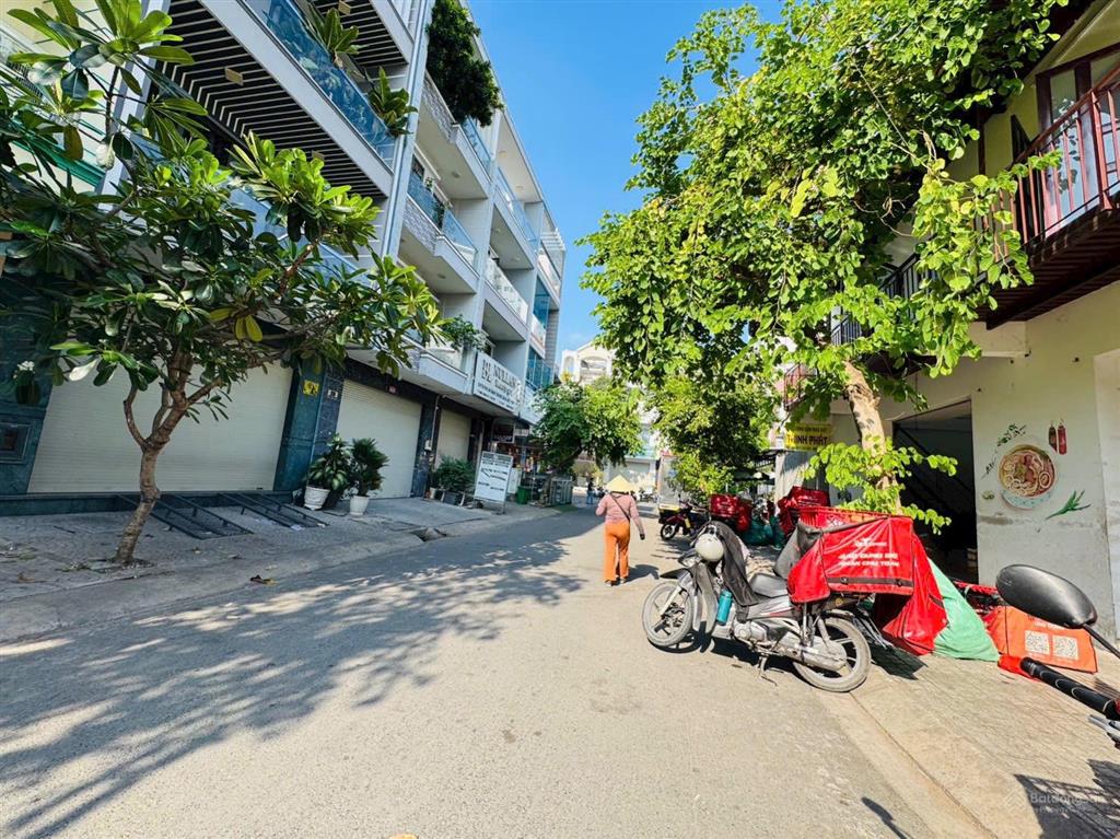 Bán nhanh lô đất vị trí đẹp 4x18m giá rẻ 9.99 tỷ mặt tiền đường số kdc công ích phạm hữu lầu quận 7