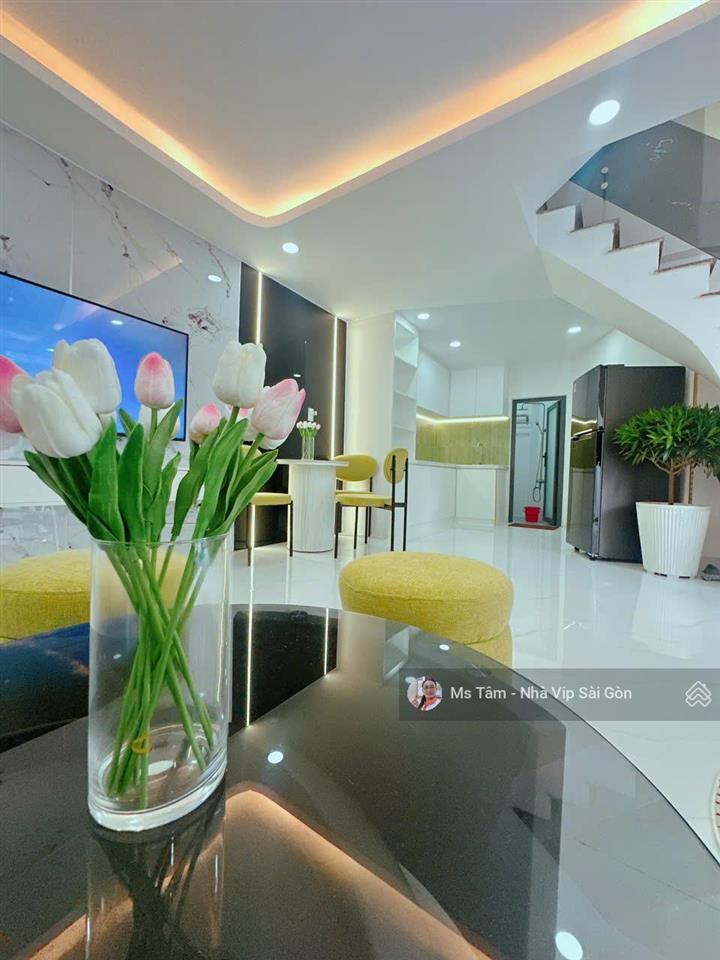 Nhà mới vào ở ngay phú nhuận 6 tỷ kiến trúc hiện đại 5 phòng ngủ chỉ 6 tỷ.  ms tâm 0932 723 ***