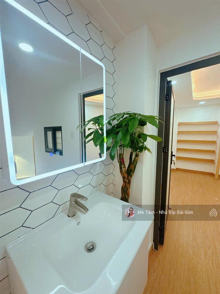 Nhà mới vào ở ngay phú nhuận 6 tỷ kiến trúc hiện đại 5 phòng ngủ chỉ 6 tỷ.  ms tâm 0932 723 ***