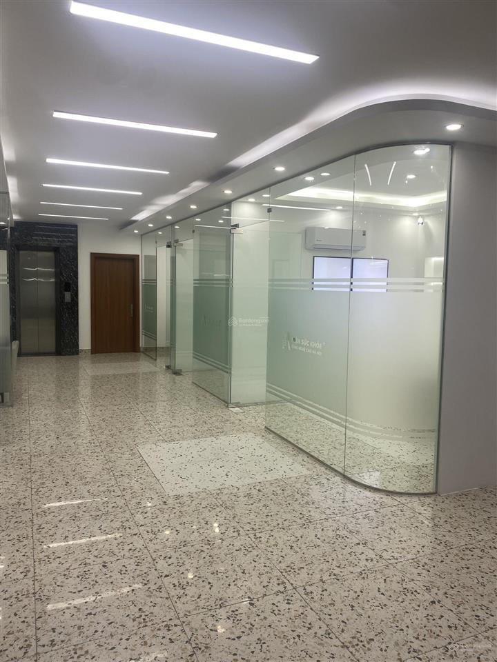 Cho thuê lô góc nổi bật ngõ 1 phố việt hưng diện tích 143,5 m2 xây 5 tầng 1 hầm  0935 262 ***
