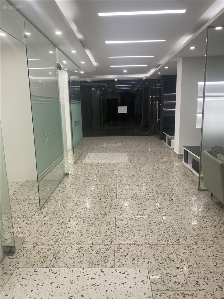 Cho thuê lô góc nổi bật ngõ 1 phố việt hưng diện tích 143,5 m2 xây 5 tầng 1 hầm  0935 262 ***