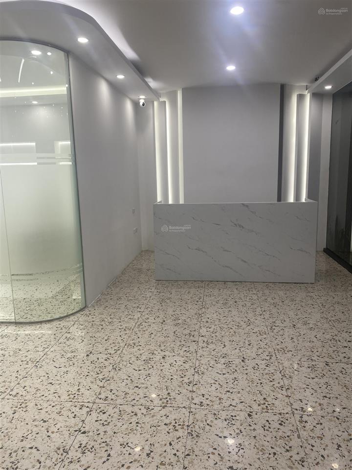 Cho thuê lô góc nổi bật ngõ 1 phố việt hưng diện tích 143,5 m2 xây 5 tầng 1 hầm  0935 262 ***