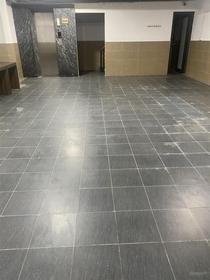 Cho thuê lô góc nổi bật ngõ 1 phố việt hưng diện tích 143,5 m2 xây 5 tầng 1 hầm  0935 262 ***