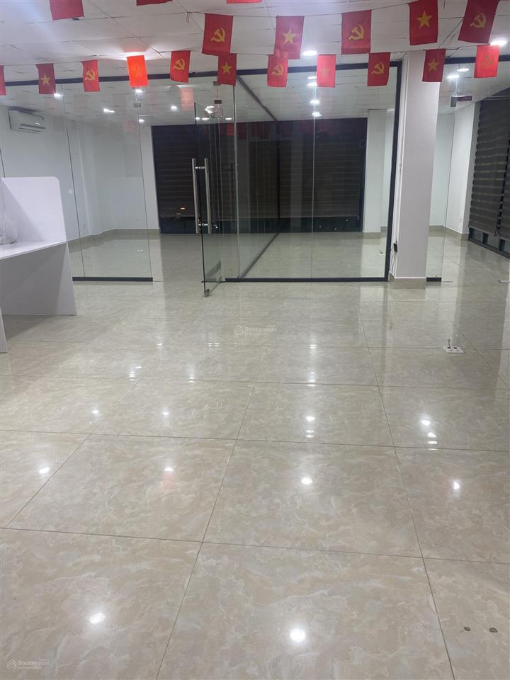 Cho thuê lô góc nổi bật ngõ 1 phố việt hưng diện tích 143,5 m2 xây 5 tầng 1 hầm  0935 262 ***