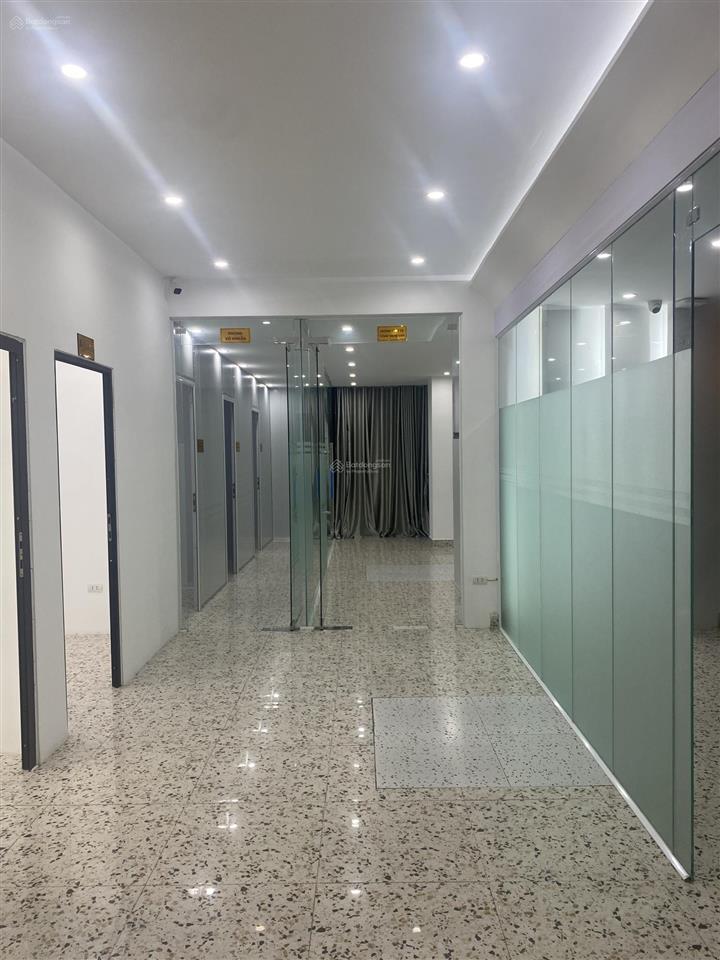 Cho thuê lô góc nổi bật ngõ 1 phố việt hưng diện tích 143,5 m2 xây 5 tầng 1 hầm  0935 262 ***