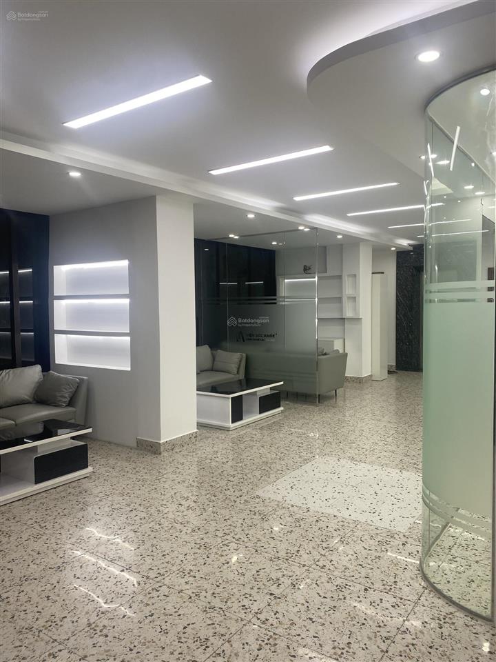 Cho thuê lô góc nổi bật ngõ 1 phố việt hưng diện tích 143,5 m2 xây 5 tầng 1 hầm  0935 262 ***