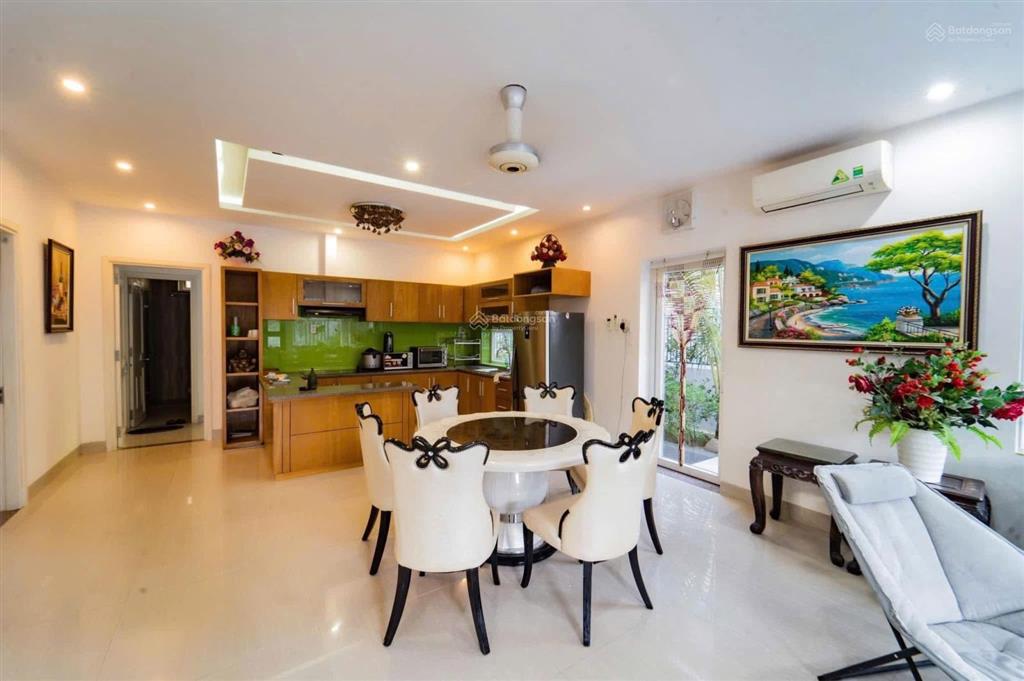 Chính chủ cần bán nhà phố võng thị, quận tây hồ. dt sổ 38m2 x 5tầng. nhà gần mp và gần hồ tây
