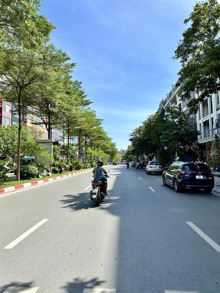 Cần bán nhà mặt phố lạc long quân, tây hồ. dt sổ đỏ 185m2 x mt 11m. vị trí đẹp phố, sầm uất