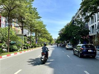 Cần bán nhà mặt phố lạc long quân, tây hồ. dt sổ đỏ 185m2 x mt 11m. vị trí đẹp phố, sầm uất