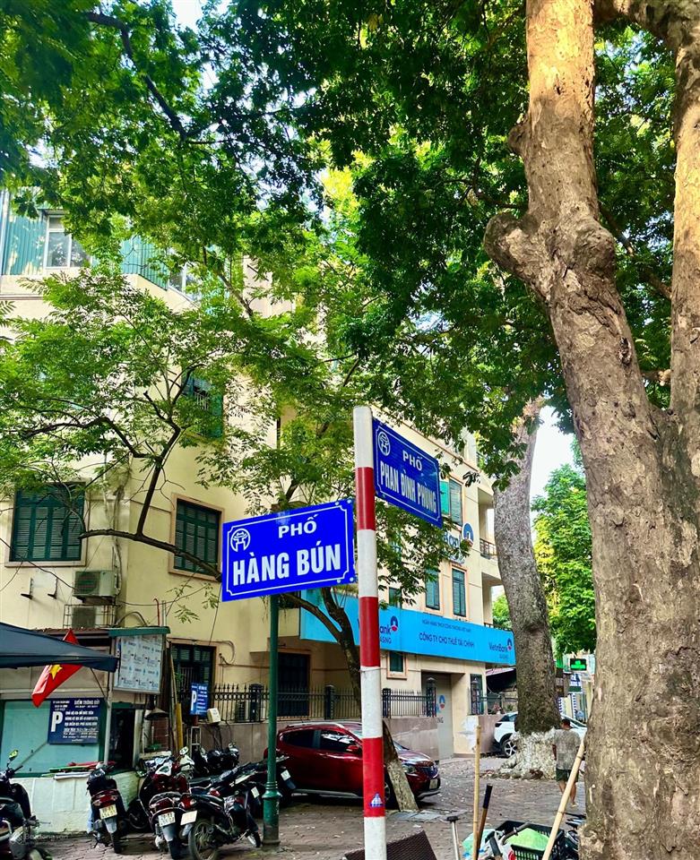 Cần bán nhà mặt phố hàng bún, ba đình. dt 90m2 x mt 5,5m. vị trí rất đẹp, gần phố phan đình phùng