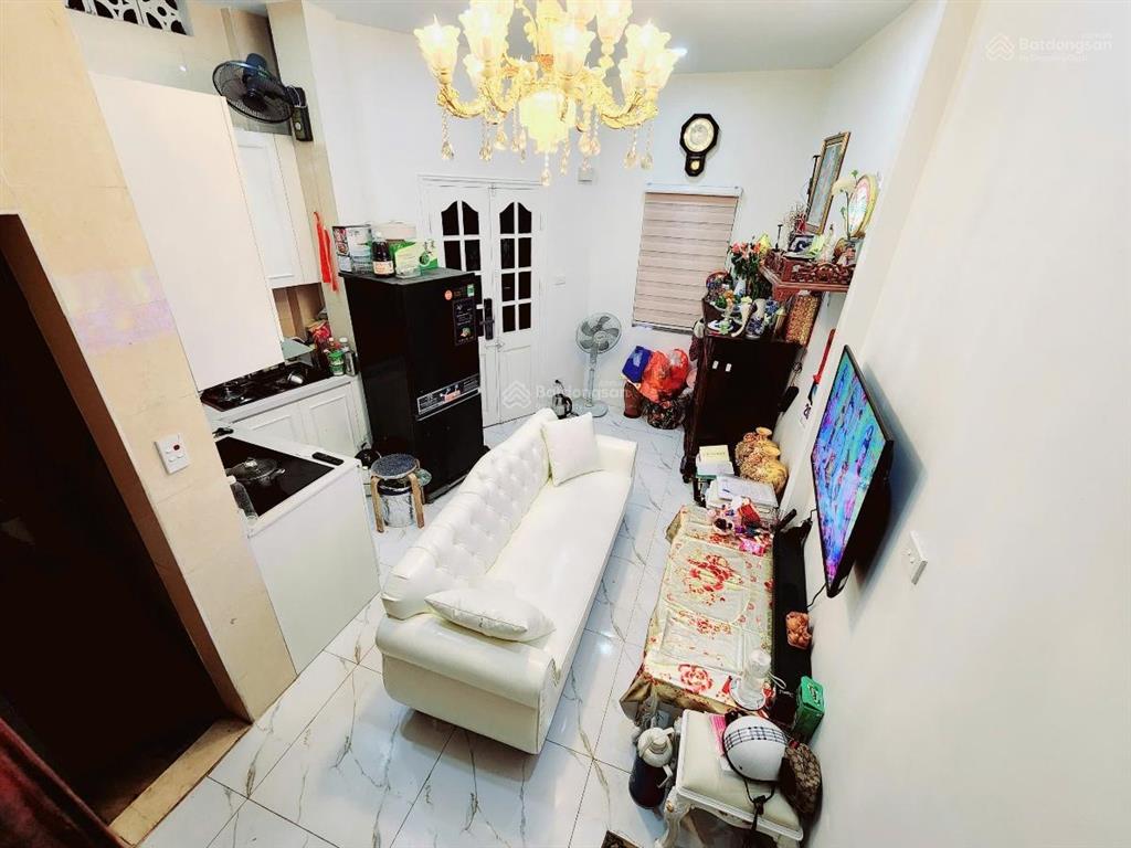 Bán nhà quán thánh có nhà 4 tầng, đầy đủ nội thất, có sổ đỏ, cách 3 bước chân ra mặt phố giá 6,6 tỷ