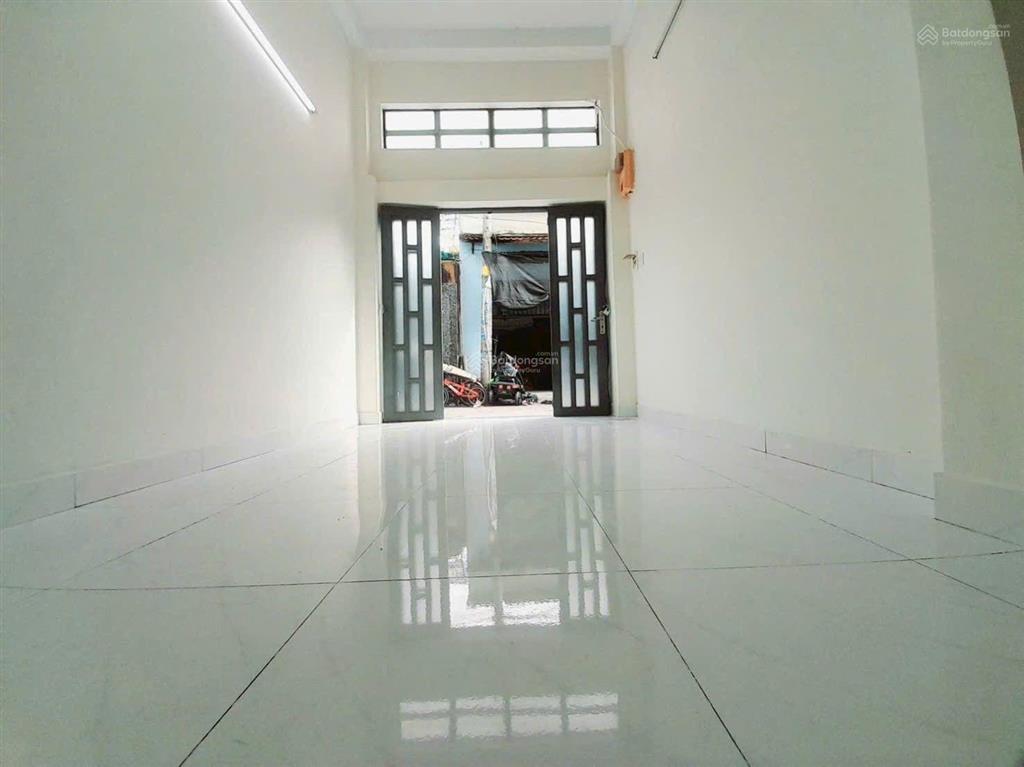 Cần bán nhà 3 tầng, 64m2, hẻm xe hơi, gần chợ đầu mối, giá 3,7 tỷ