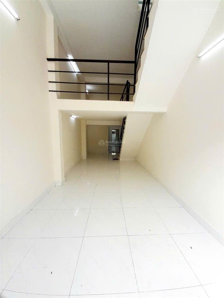 Cần bán nhà 3 tầng, 64m2, hẻm xe hơi, gần chợ đầu mối, giá 3,7 tỷ