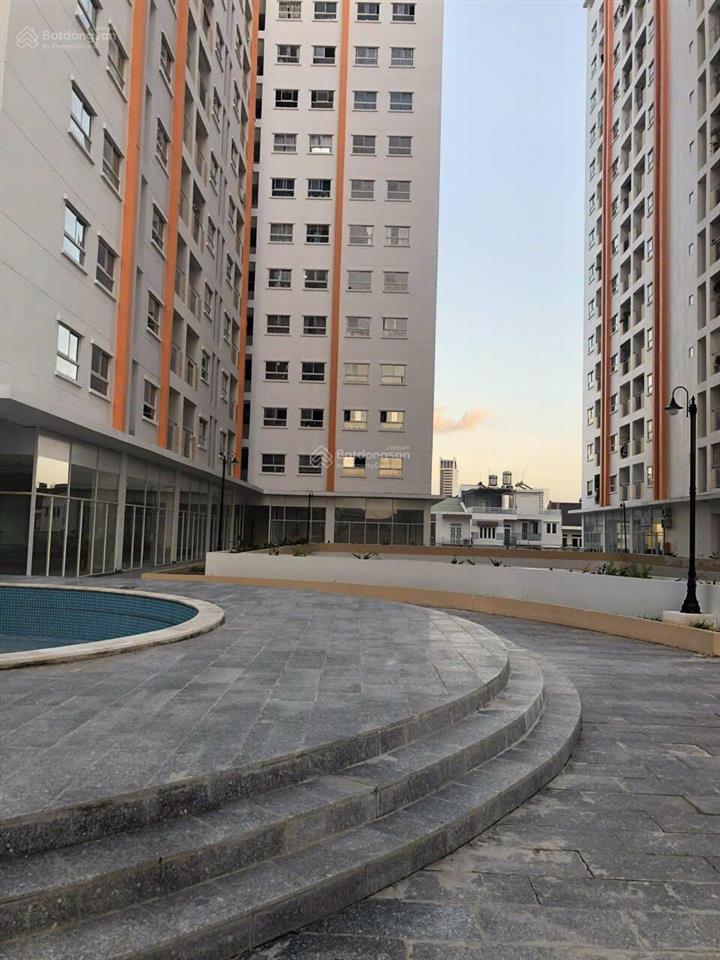 Bán căn góc tầng thấp view đông nam 62m2 xây dựng có ban công giá 2.2 tỷ