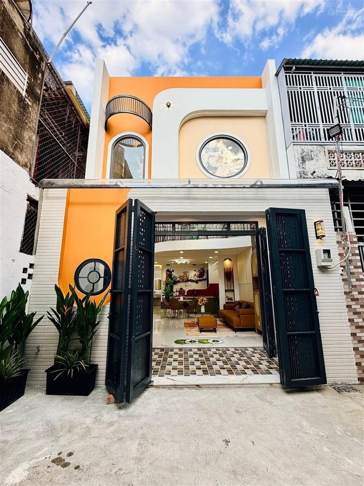 Nhà đẹp đường nguyễn tư giản, p12 gò vấp hẻm 6m  dt 4,5m x 10m  trệt lửng 3 lầu có 3pn rộng