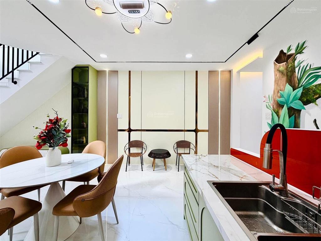 Nhà đẹp đường nguyễn tư giản, p12 gò vấp hẻm 6m  dt 4,5m x 10m  trệt lửng 3 lầu có 3pn rộng