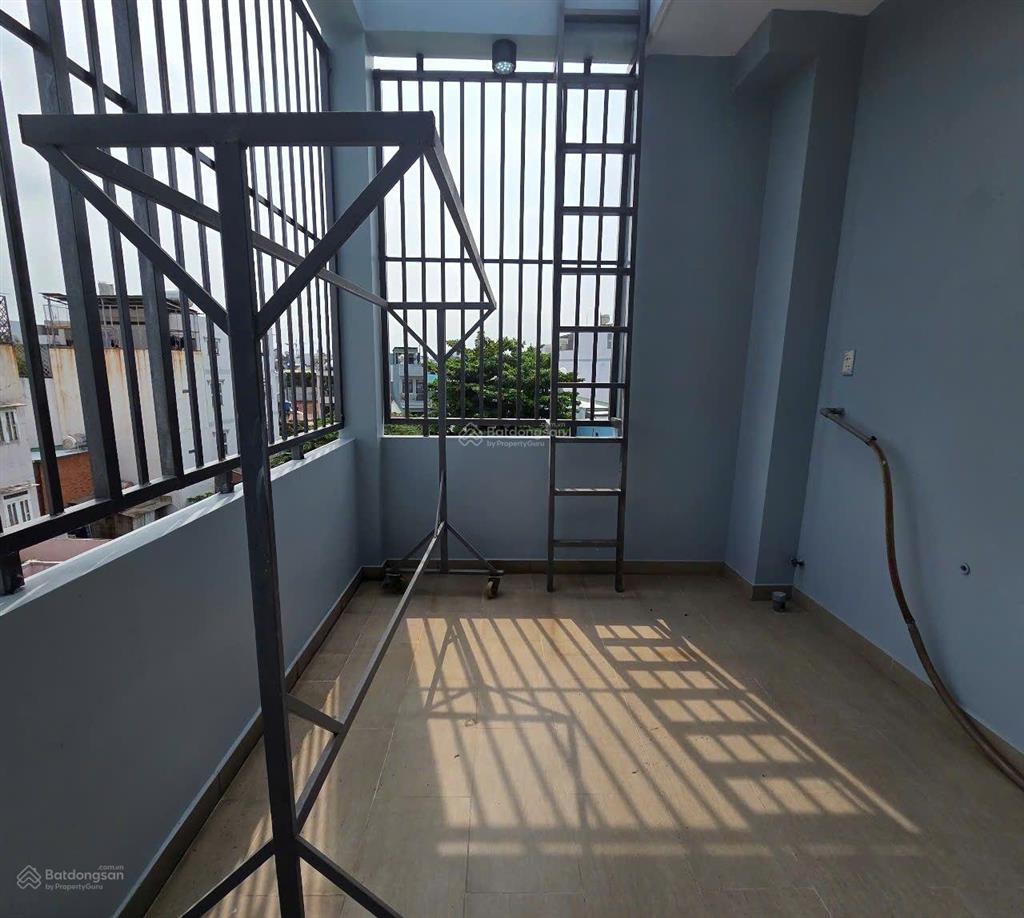 Nhà đối diện siêu thị emart trường học cấp 1. 2 trạm y tế  có 5 phòng ngủ rộng và 3 sân thượng