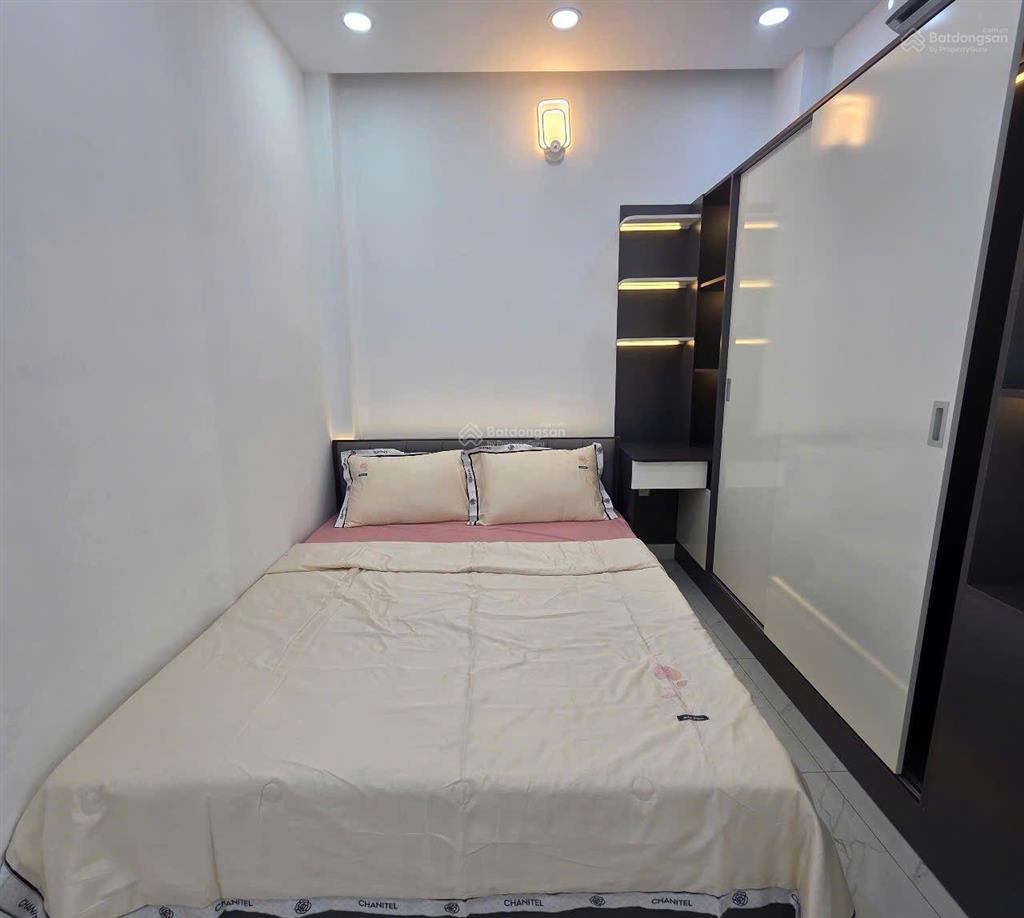 Nhà đối diện siêu thị emart trường học cấp 1. 2 trạm y tế  có 5 phòng ngủ rộng và 3 sân thượng