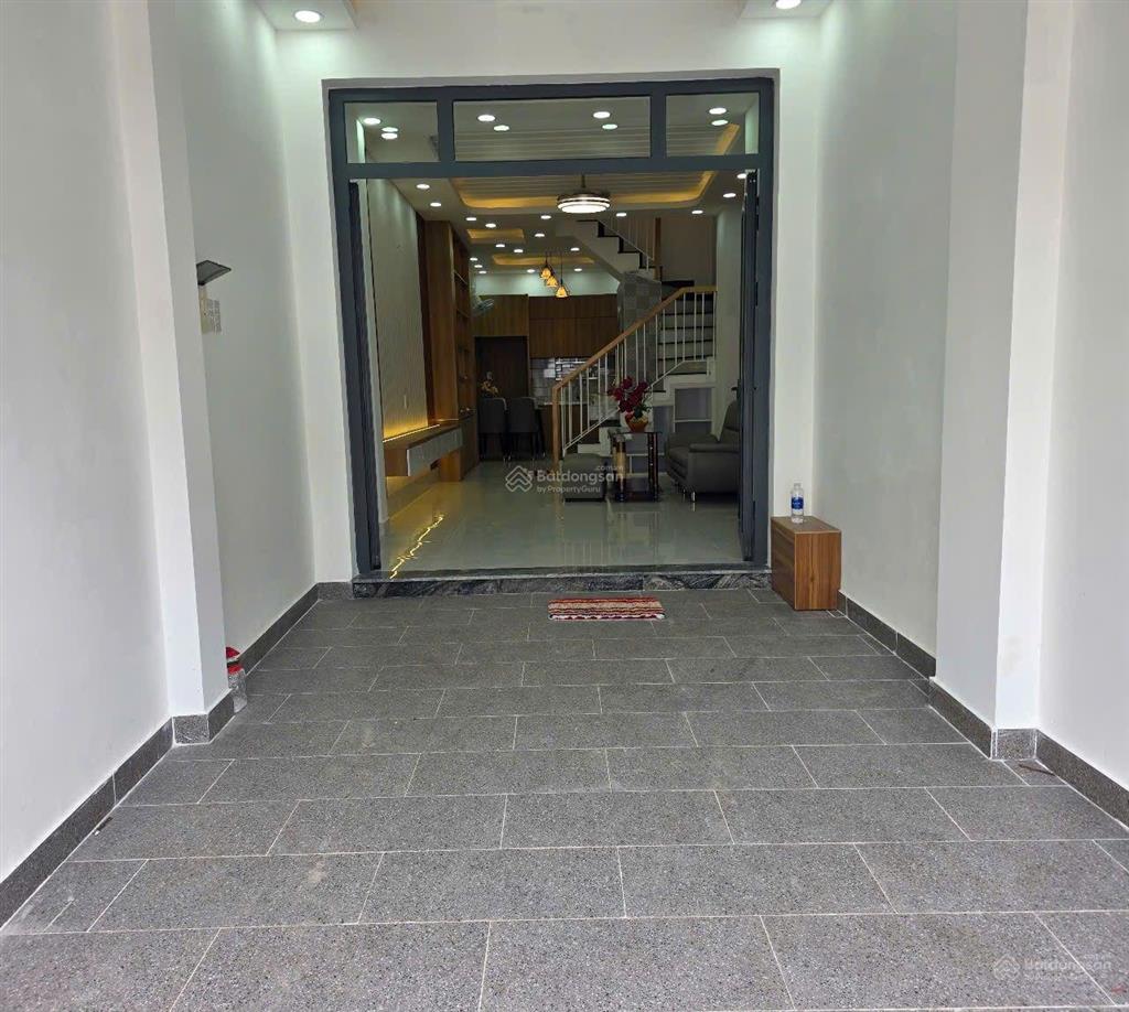 Nhà đối diện siêu thị emart trường học cấp 1. 2 trạm y tế  có 5 phòng ngủ rộng và 3 sân thượng