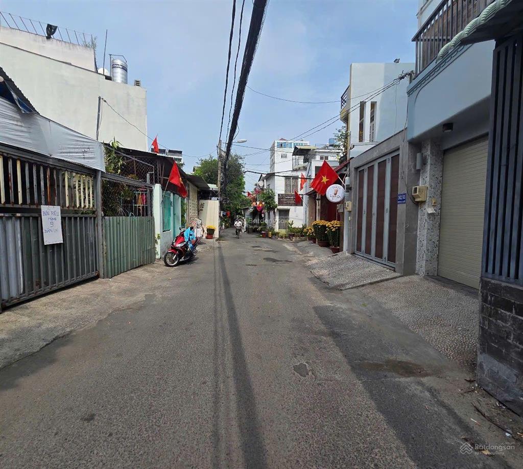 Nhà đối diện siêu thị emart trường học cấp 1. 2 trạm y tế  có 5 phòng ngủ rộng và 3 sân thượng