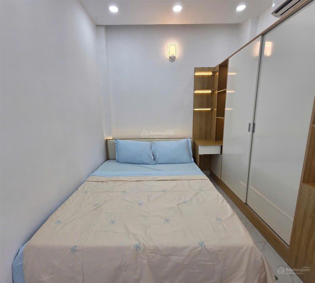 Nhà đối diện siêu thị emart trường học cấp 1. 2 trạm y tế  có 5 phòng ngủ rộng và 3 sân thượng